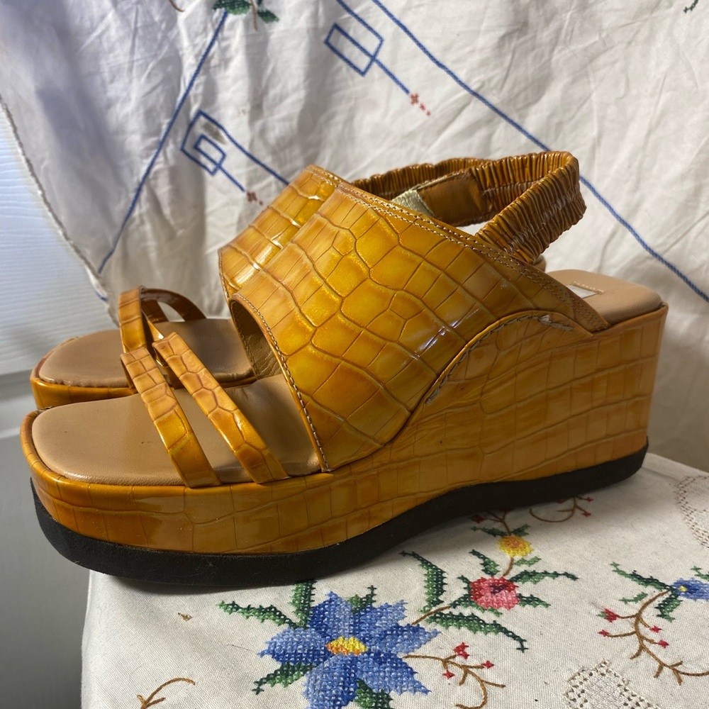 VINTAGE 70s TAN CAMEL VINYL STRAPPY SLINGBACK CHIUNKY PLATFORMS